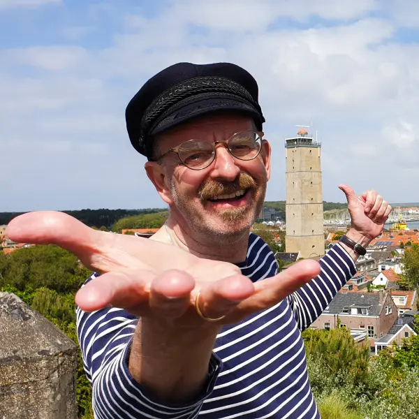 StoryTrail Terschelling verhalenverteller Godefridus Zeeman op West met Brandaris